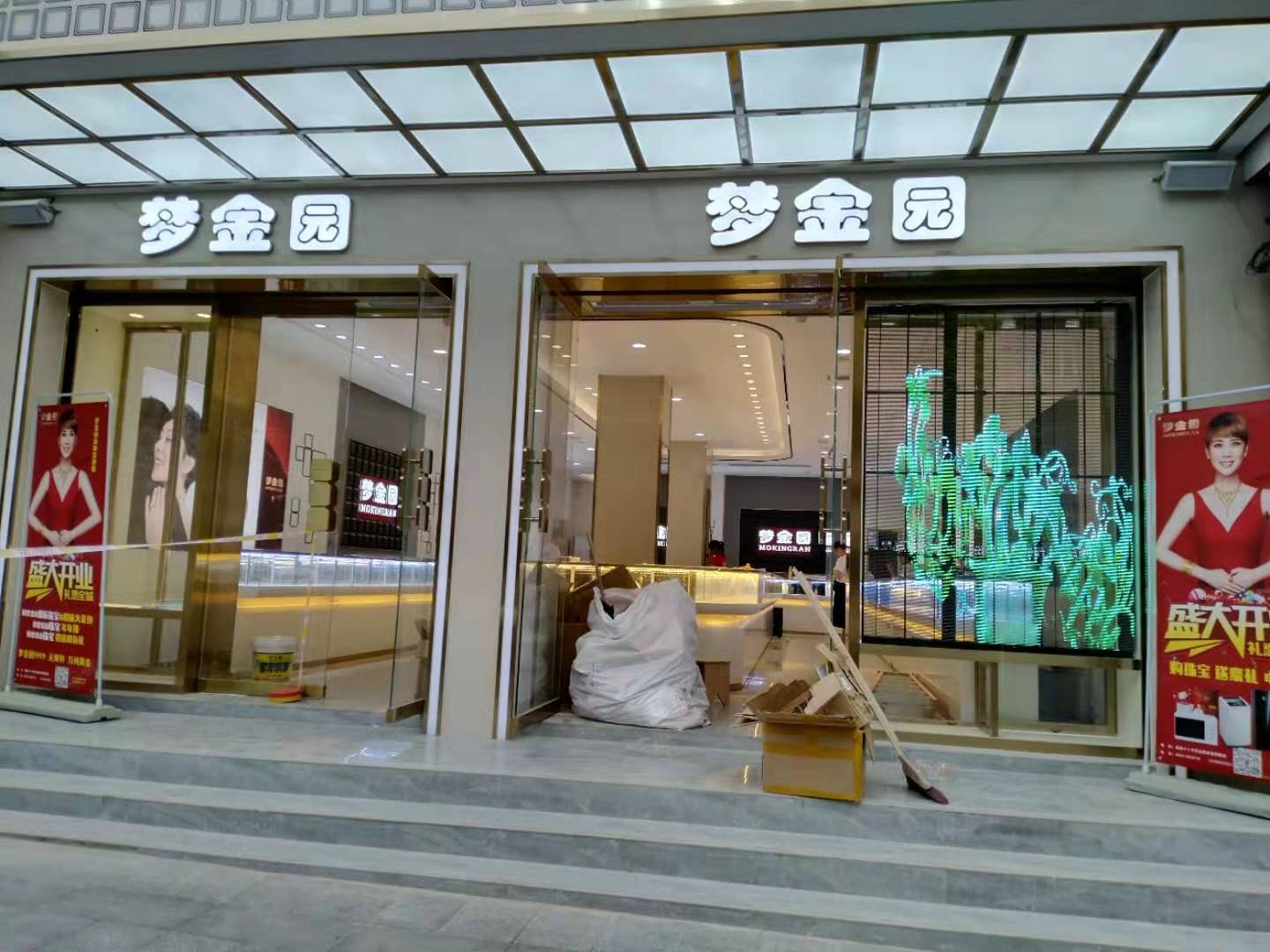 夢金園珠寶店P3.91x7.81透明屏案例
