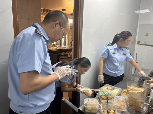 丹桂飄香迎雙節，食安守護正當時——騰沖市市場監督管理局強化餐飲管理